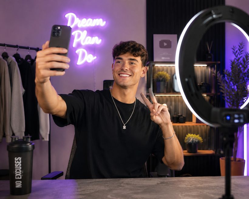 Creator nimmt Content mit Ringlicht auf